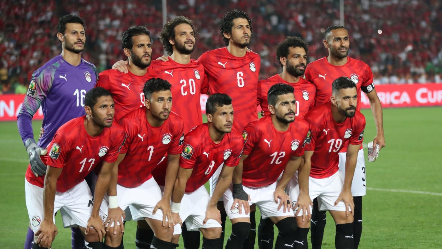 ربطُ المنتخب المصري بالأجندة السياسية للنظام بلغت درجة تحويله من "فريق الساجدين" إلى "فريق الفراعنة" 