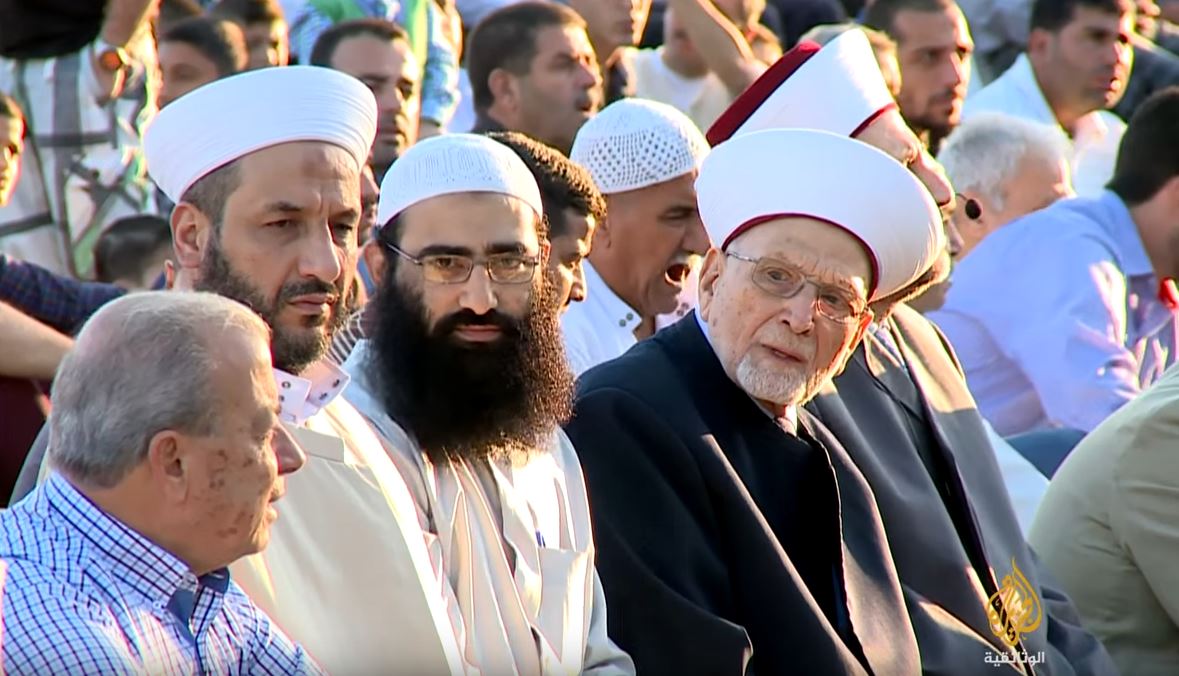 في يوم العيد، يوم الحج الأكبر، تتردد الكاميرا بين طرابلس والمشاعر المقدسة