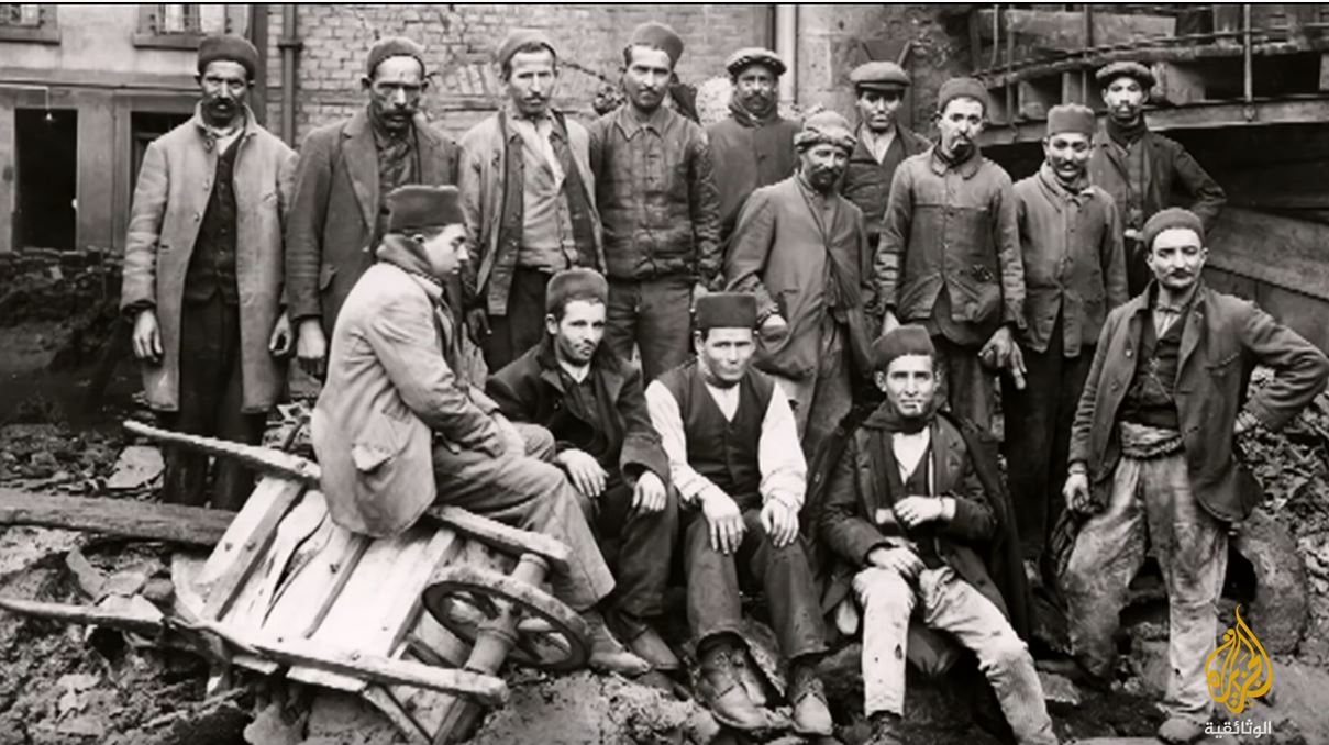 كان العمال الجزائريون يعملون في مصانع الصابون ومناجم الفحم
