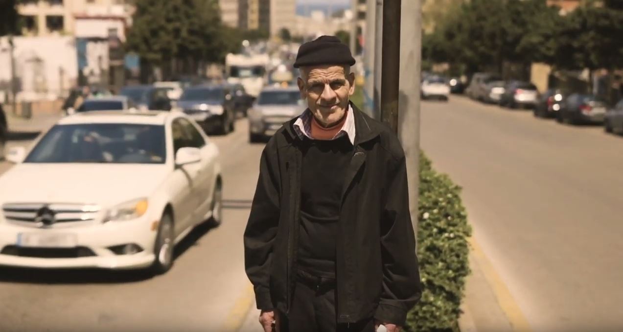 قابل غصن عبود في الشارع، حيث يعمل الأخير سائق تاكسي