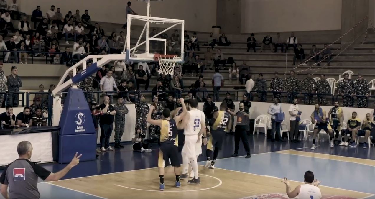 يُفرد البرنامج مثلاً دقائق طويلة لما يجري في مُدرّجات مباريات كرة السلة في لبنان