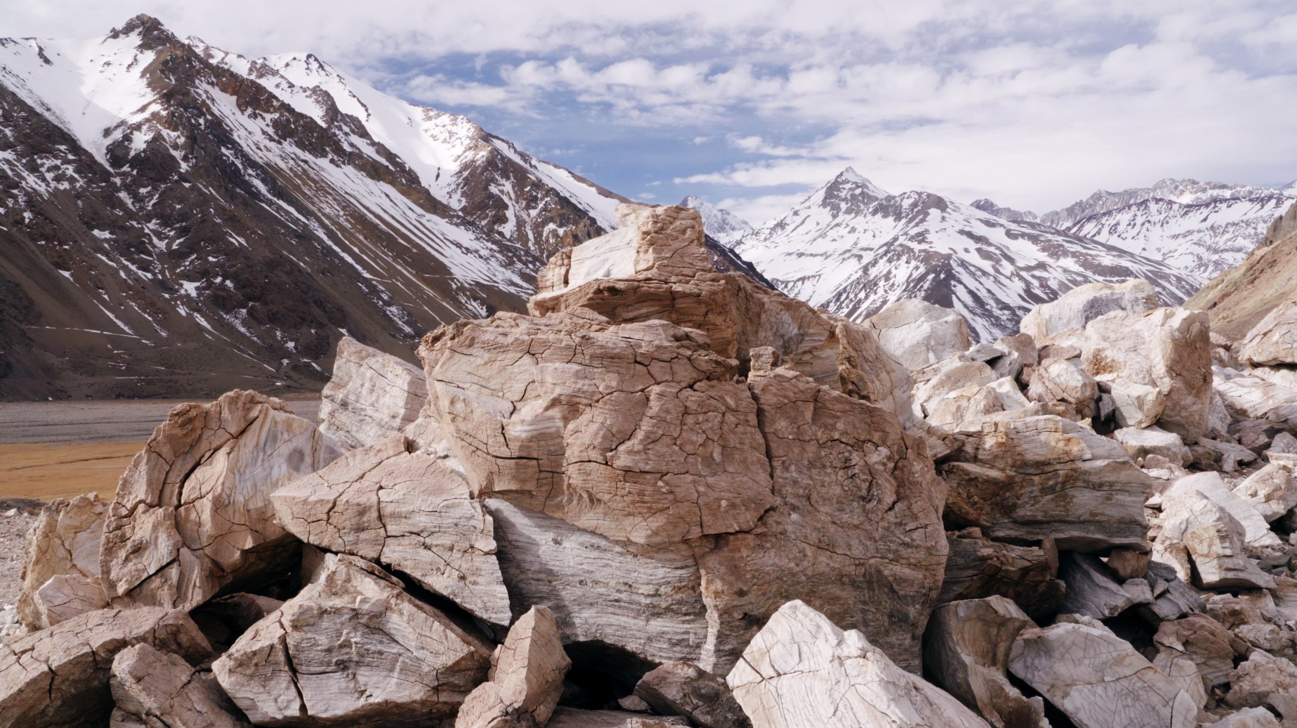 كلمة كورديليرا في الإسبانية تعني "سلسلة جبال"، والمقصود بها في الفيلم سلسلة جبال الأنديز الممتدة على حدود تشيلي 