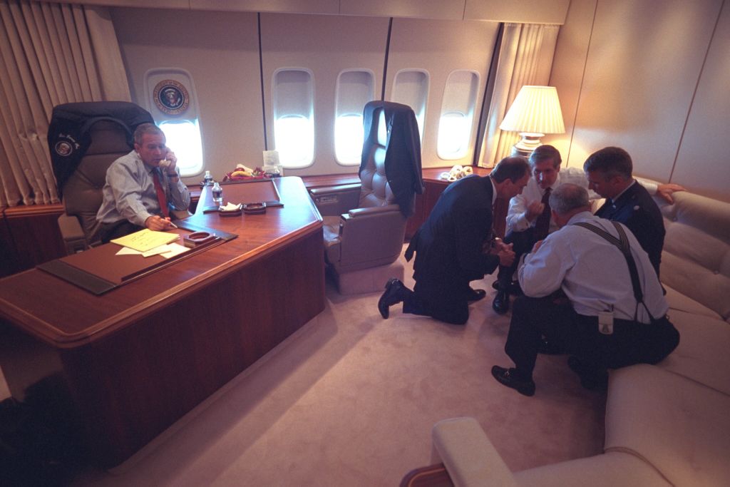 الرئيس الأمريكي الأسبق جورج بوش يجري اتصالا هاتفيا من داخل الطائرة الرئاسية"إير فورس وان"