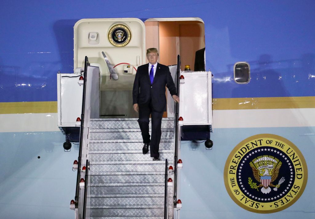 الطائرة مزينة من الخارج بعبارة "الولايات المتحدة الأمريكية"، والعلم الأمريكي، وختم رئيس الولايات المتحدة