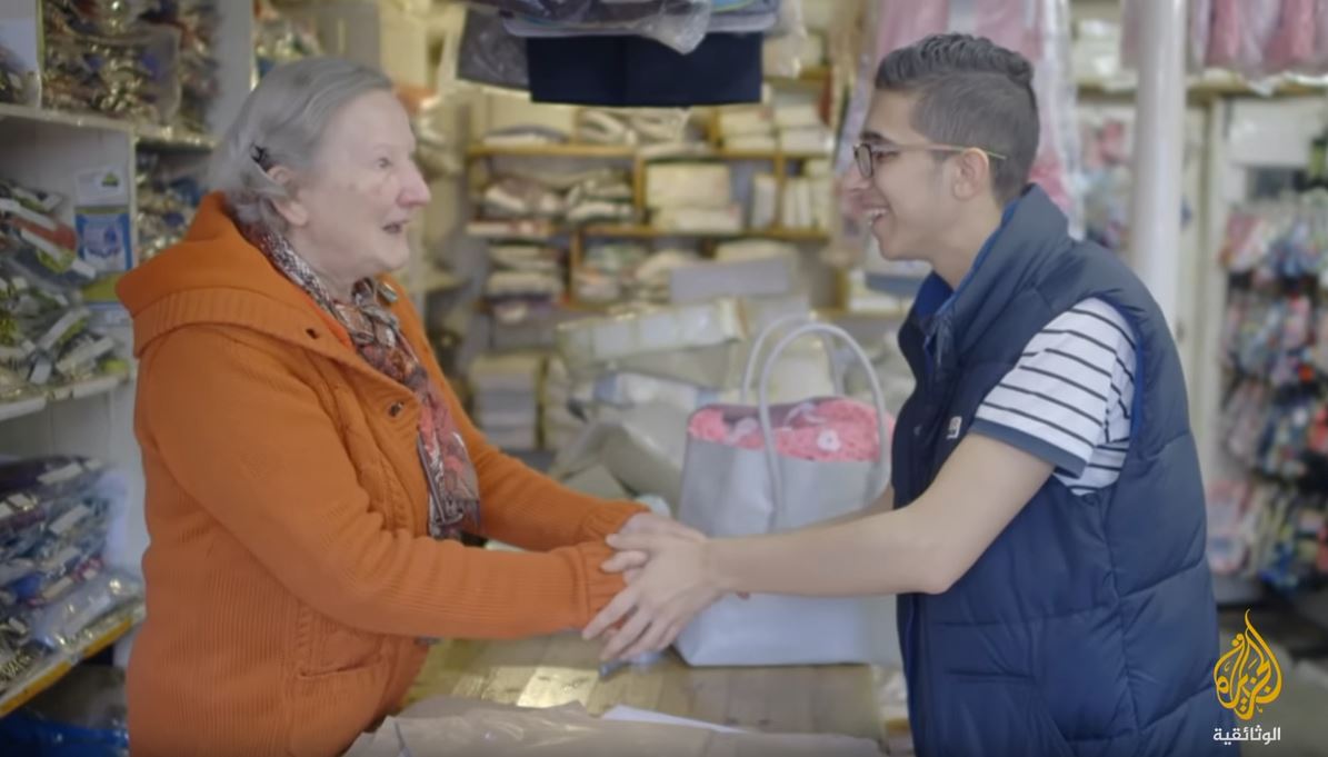 غسان مع ماري وهي صاحبة متجر في بلاهادرين ومتعاطفة مع اللاجئين