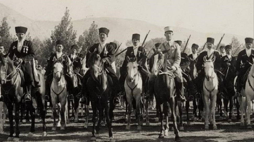 عندما دخل الفرنسيون إلى الساحل السوري عام 1918 بدأ القسام بتنظيم المعسكرات وتطويع الشباب لقتالهم