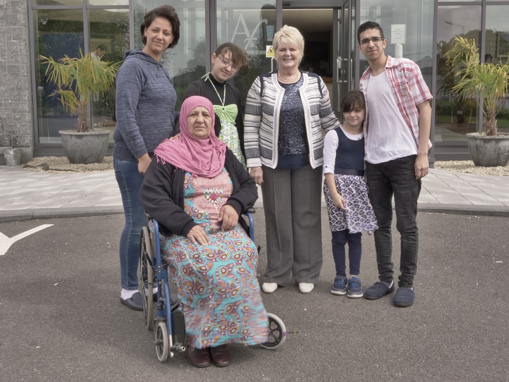 غسان مع عائلته والمتطوعة الإيرلندية جاكي