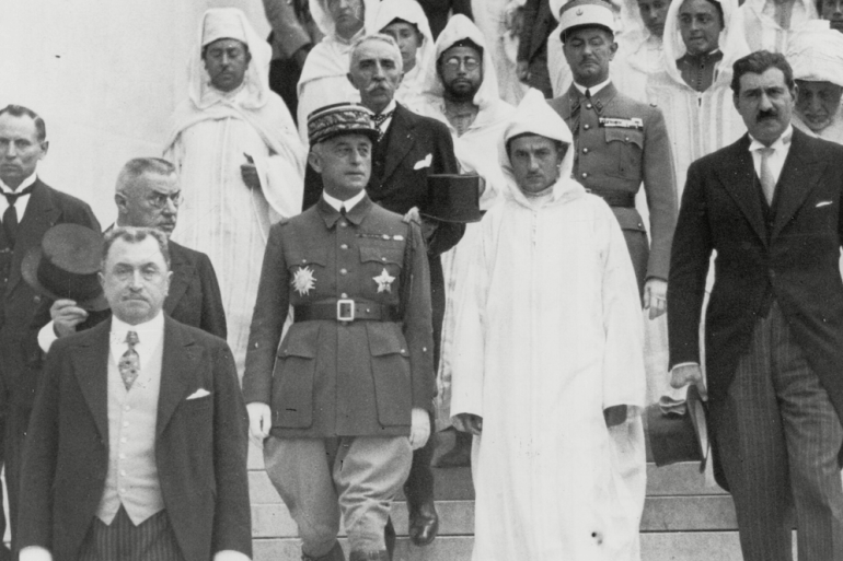 السلطان محمد الخامس (وسط) أثناء زيارته لمعرض في باريس في 15 يوليو 1935.