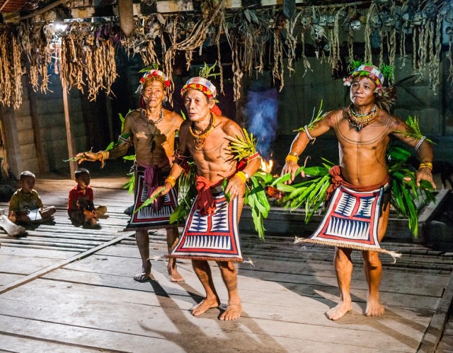 قبائل منتاواي.. أعظم صائدي الرؤوس بإندونيسيا Shutterstock_409979743