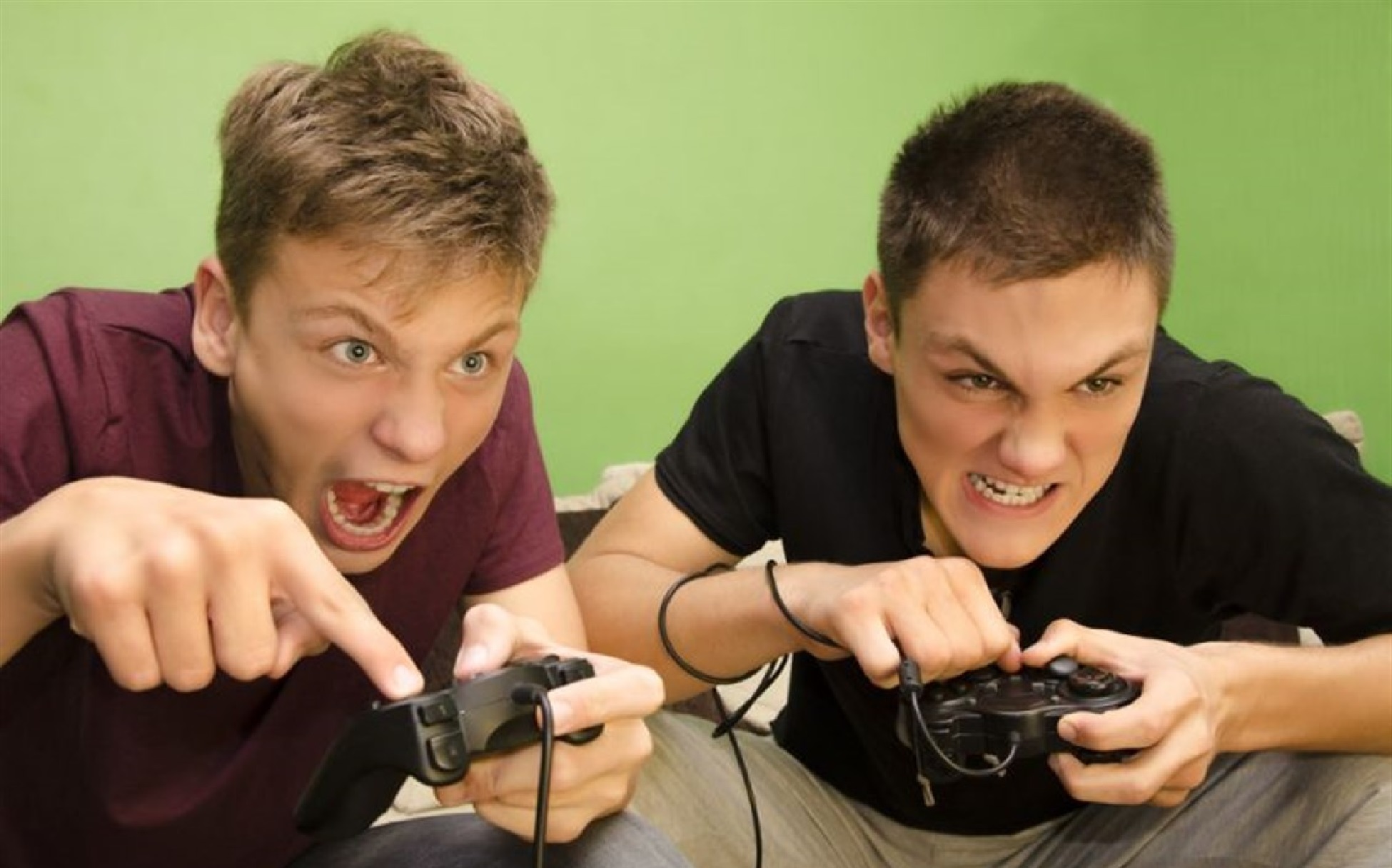 Компьютерные игры группа. Влияние компьютерных игр на агрессивность. Злой подросток. Дети играющие в компьютерные игры. Агрессия из за компьютерных игр.