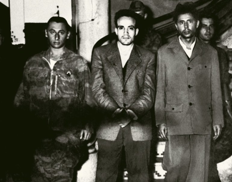 لعربي بن مهيدي وابتسامة التحدي خلال اعتقاله من قبل القوات الفرنسية نهاية شهر فبراير 1957