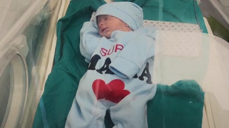 (شاهد) شهادة أم أحد الأطفال الخُدج في غزة: كنت قد فقدت الأمل بأن أرى ابني